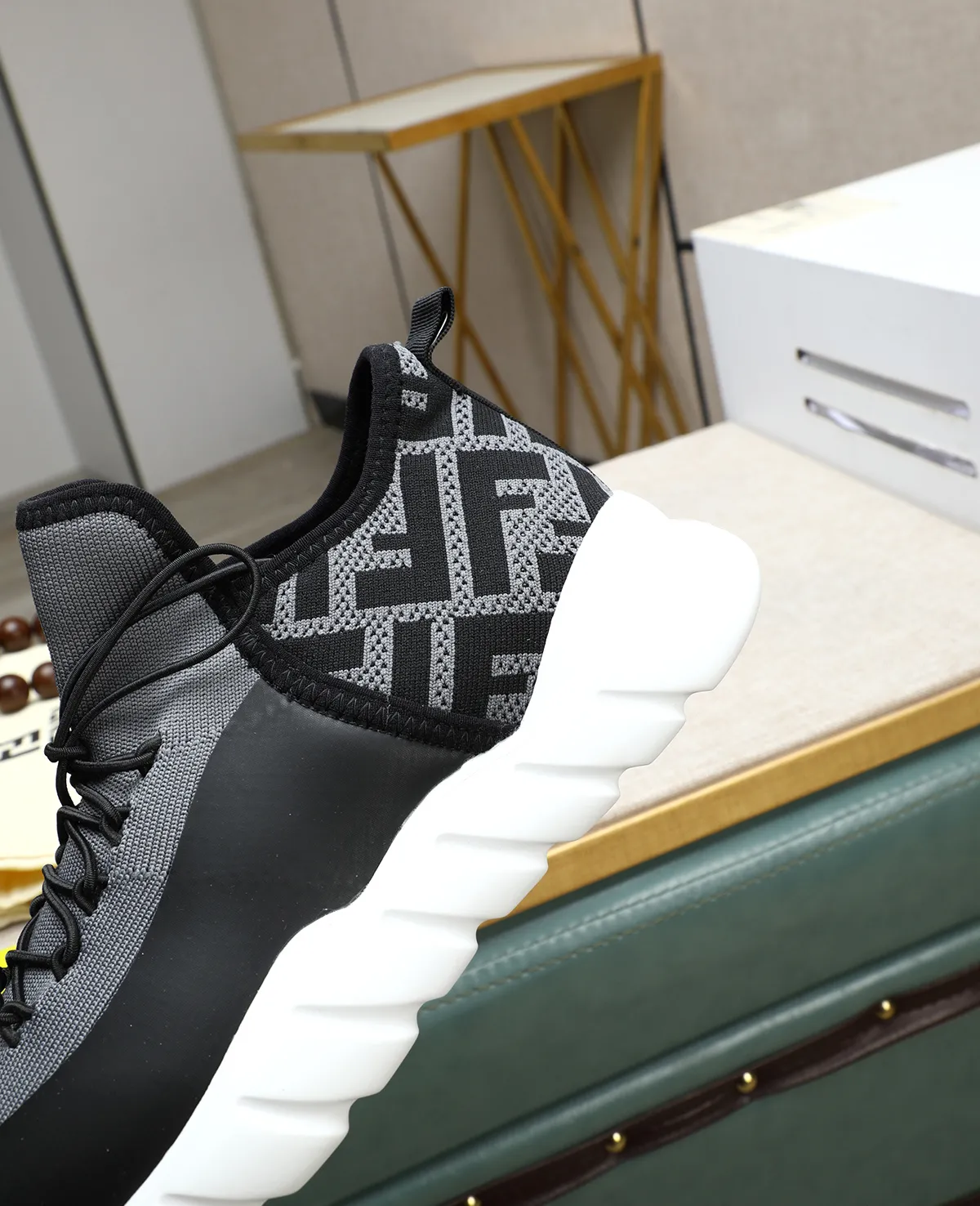 Men's Men's Shoes 💰700 Fendi Fendi's latest Tag series of men's casual mesh sports running shoes, originally purchased and developed, this Tag sports shoe is a one-leg sneaker, made of black high-tech mesh material with gray neoprene details. Oversized FENDI lettering on the side and translucent rubber details. Light and flexible rubber running shoe soles, beautifully packaged at the delivery counter, customized breathable lining, original molded foam rubber outsole, sole thickness: 3.5CM! Size: 39-44 (customized at 38.45.46)